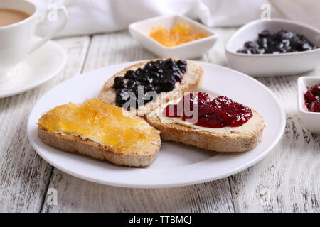 Des toasts avec du beurre et confitures différentes sur la table close up Banque D'Images