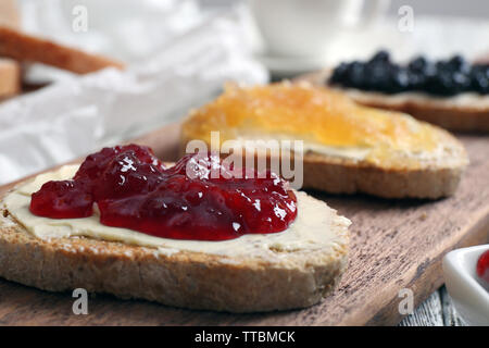 Des toasts avec du beurre et confitures différentes sur la table close up Banque D'Images