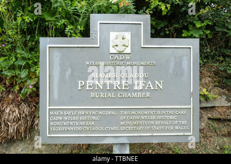 Inscrivez-vous à l'IFAN, Pentre une chambre funéraire néolithique ou dolmen avec une grande pierre plate sur le dessus de plusieurs hommes droits, à Pembrokeshire, Pays de Galles, Royaume-Uni Banque D'Images