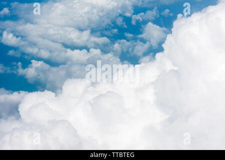 Vue aérienne de cabine interne de l'avion.des nuages dans le ciel et urbains si la fenêtre de l'avion. Banque D'Images