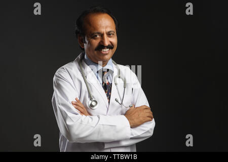 Portrait of a male doctor smiling with arms crossed Banque D'Images