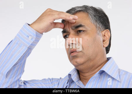 Indian man souffrant de maux de tête Banque D'Images