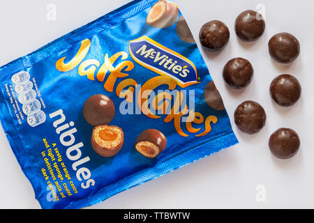 Paquet de gâteaux Jaffa McVities nibbles ouvert avec table des matières déversées renversé sur fond blanc Banque D'Images