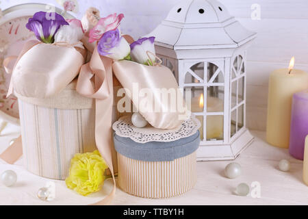 Belle composition de chaussures de ballet, des bougies, des fleurs et de cercueils, Close up Banque D'Images