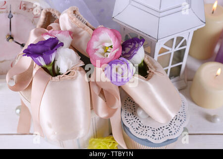 Belle composition de chaussures de ballet, des bougies, des fleurs et de cercueils, Close up Banque D'Images