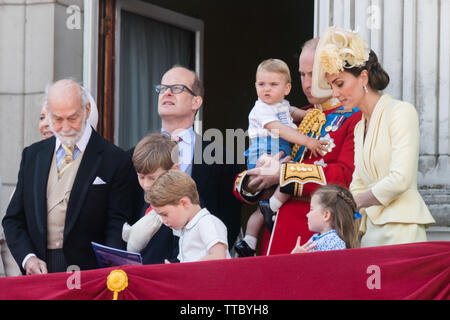 5 ans Prince George de Cambridge saisit le défilé aérien de la RAF livret dans le Prince Michael de Kent's hands.balcon du palais de Buckingham, Parade la couleur Banque D'Images