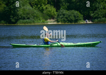 Homme rameur canoë sur une rivière. 25 mai 2019. Kiev, Ukraine Banque D'Images