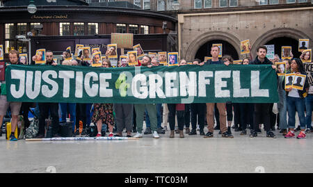 Glasgow, Ecosse, Royaume-Uni. 14 Juin 2019 : Une veillée à Glasgow pour les victimes de l'incendie de la tour de Grenfell qui s'est produit le juin 2017 à Londres. Banque D'Images