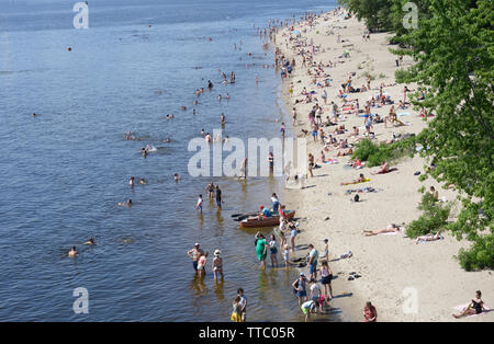 Les gens en train de bronzer sur une plage du Dniepr. 25 juin 2019.Truhanov island, Kiev, Ukraine Banque D'Images