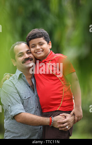 Portrait d'un homme avec son fils smiling Banque D'Images