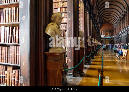 Bibliothèque étonnante, la Long Room, Trinity College, Dublin Banque D'Images