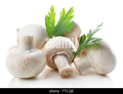 Un bouquet de persil et champignons champignon isolé sur fond blanc Banque D'Images