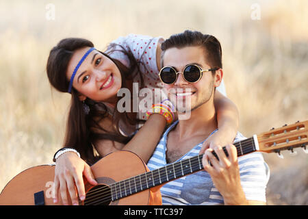 Beau couple qui joue de la guitare, à l'extérieur Banque D'Images