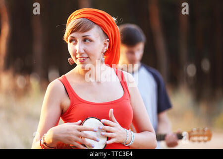 Portrait of pretty young woman playing djembe, Close up Banque D'Images