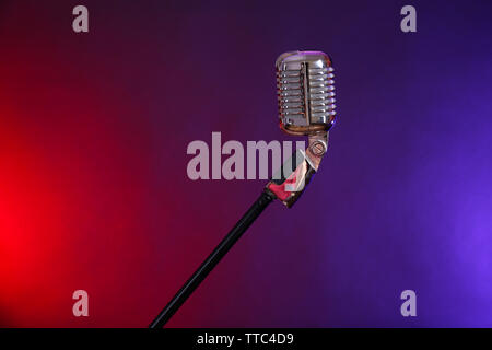 Microphone rétro arrière-plan coloré contre Banque D'Images