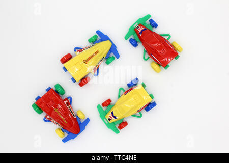 Quatre courses en plastique collection vintage toy voiture, isolé sur fond blanc, close-up Banque D'Images
