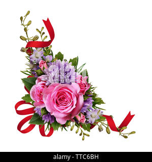 Aster et rose flowers corner arrangement avec ruban de soie rouge isolé sur fond blanc Banque D'Images