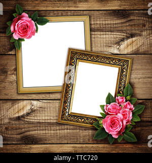 Arrangement de fleurs rose rose sur les cadres pour photo ou texte sur fond de bois brun Banque D'Images