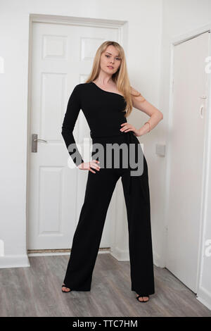 Fille blonde wearing body noir à l'intérieur Banque D'Images