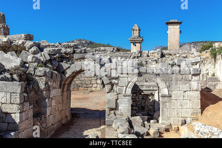 La Turquie, un tombeau symbolique dans la ville antique de Xanthos théâtre situé dans le haut de la ville de Fethiye. Banque D'Images