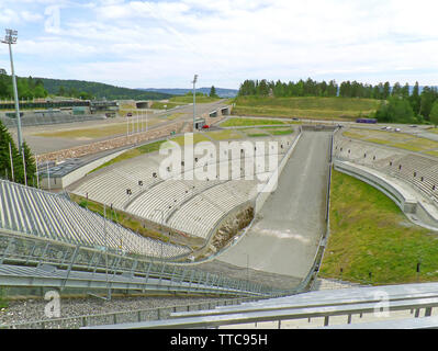 Holmenkollbakken le saut à ski hill avec son amphithéâtre, situé à Holmenkollen, Oslo, Norvège Banque D'Images