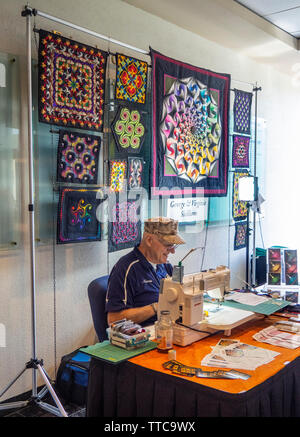 Quiltmaker George Siciliano démontrant quilt à National Quilt Museum au printemps Quilt Show 2019 Paducah Kentucky USA Banque D'Images