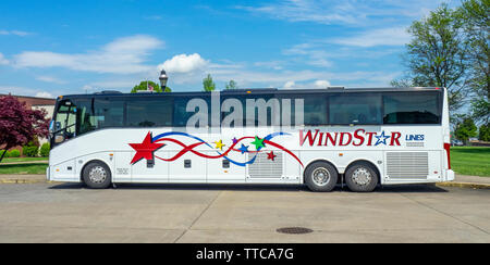 Bus lignes Windstar parqués en dehors de la National Quilt Museum utilisés pour le transport des quilteuses de et vers le printemps Quilt Show 2019 Paducah Kentucky USA Banque D'Images