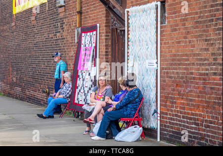 Quilters et shoppers en dehors d'un magasin de tissu au printemps Quilt Show 2019 Paducah Kentucky USA Banque D'Images