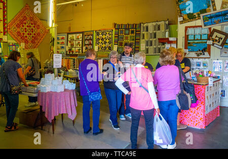 Quilters et shoppers à l'intérieur d'un magasin de tissus au printemps Quilt Show 2019 Paducah Kentucky USA Banque D'Images