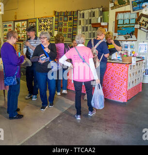 Quilters et shoppers à l'intérieur d'un magasin de tissus au printemps Quilt Show 2019 Paducah Kentucky USA Banque D'Images