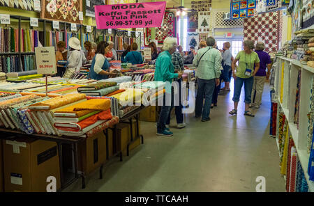 Quilters et shoppers à l'intérieur d'un magasin de tissus au printemps Quilt Show 2019 Paducah Kentucky USA Banque D'Images