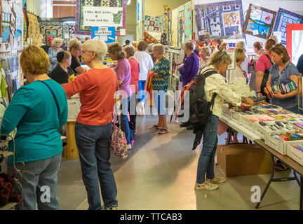 Quilters et shoppers à l'intérieur d'un magasin de tissus au printemps Quilt Show 2019 Paducah Kentucky USA Banque D'Images