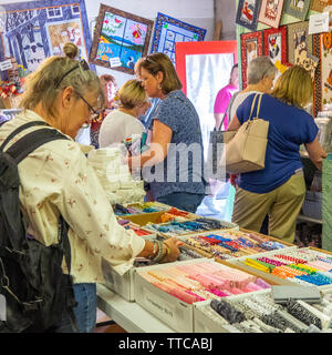 Quilters et shoppers à l'intérieur d'un magasin de tissus au printemps Quilt Show 2019 Paducah Kentucky USA Banque D'Images