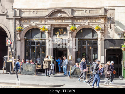 Cusomers à l'extérieur et les piétons passant la barre d'onglets, un pub dans le centre-ville Royal Mile, dans le quartier de la vieille ville d'Édimbourg, Écosse, Royaume-Uni Banque D'Images