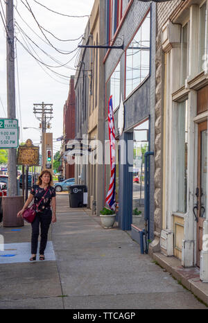 183 femme marchant le long de la 4e Rue au printemps Quilt Show 2019 Paducah Kentucky USA Banque D'Images