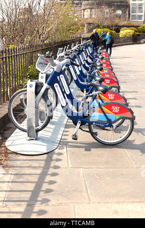 Le transport des vélos en location Édimbourg station parking dans le centre-est de l'Edinburgh, Ecosse, Royaume-Uni. Les vélos sont également connu sous le nom de juste manger des vélos. Banque D'Images