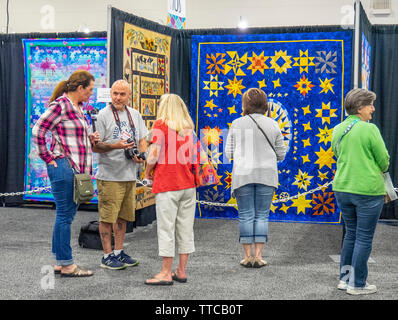 Affichage de courtepointe de quilts à l'affiche au printemps Quilt Show 2019 Paducah Kentucky USA Banque D'Images