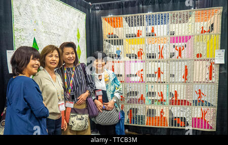 Asian female quilters posant pour une photographie à Paducah Quilt Show Printemps 2019 New York USA Banque D'Images