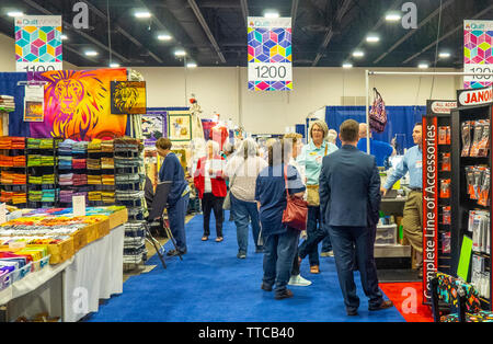 Quilters parcourt le tissu à cale au printemps Quilt Show 2019 Paducah Kentucky USA Banque D'Images