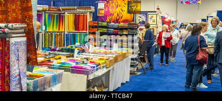 Quilters parcourt le tissu à cale au printemps Quilt Show 2019 Paducah Kentucky USA Banque D'Images