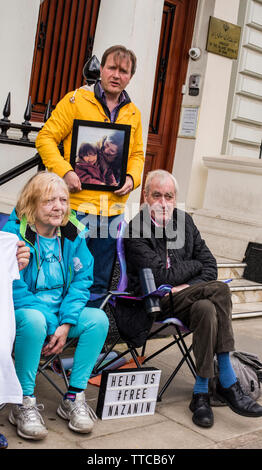 Londres, Royaume-Uni. 16 juin 2019. Richard Ratcliffe, mari de Nazanin Zaghari Ratcliffe qui est en prison en Iran, la tenue d'une grève de la faim et de protestation pour demander la libération immédiate de sa femme - et ses parents à l'extérieur de l'ambassade d'Iran. Credit : ernesto rogata/Alamy Live News Banque D'Images