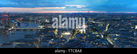 Centre de Londres Vue Panoramique skyline at night, Angleterre Banque D'Images