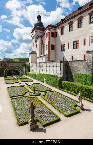 Vue sur le jardin de style Renaissance appelé Fürstengarten sur la forteresse Marienberg, Würzburg, Allemagne Banque D'Images