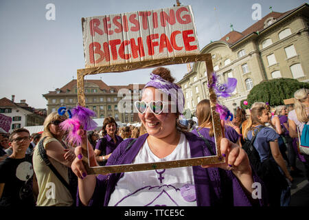 Jasmin (30) depuis Berne habillé en "sisting bitchface'dans une marche pour les droits des femmes en berne. L'Frauenstreik - Femmes - Grève a un nombre record de femmes à la rue dans toutes les grandes villes de Suisse. Dans la capitale Berne, plus de 40.000 ont défilé dans la ville jusqu'à se battre pour l'égalité des sexes. Banque D'Images