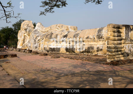 Phra Bouddha couché du Wat Lokayasutharam Bhuddasaiyart à Ayutthaya, Thaïlande Banque D'Images