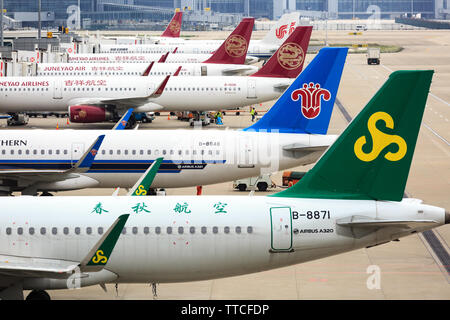 La Chine, Shanghai-20 avr 2019:parking avion à l'aéroport international de Shanghai Pudong Banque D'Images