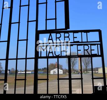 L'Arbeit macht frei porte de fer à l'entrée de Camp de concentration de Sachsenhausen, Oranienburg, Allemagne Banque D'Images