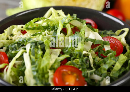 Chou salade de tomates et servi dans un bol closeup Banque D'Images