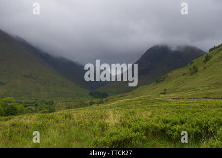 Les montagnes des Highlands écossais sur un jour de pluie Banque D'Images