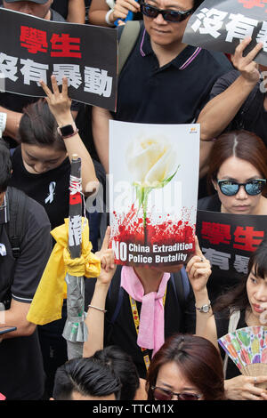 Hong Kong, Hong Kong. 16 Juin, 2019. Hong Kong manifestants tenir des pancartes dénonçant la violence à l'encontre d'étudiants au cours des semaines précédentes marches. Credit : Danny Tsai/Alamy Live News Banque D'Images